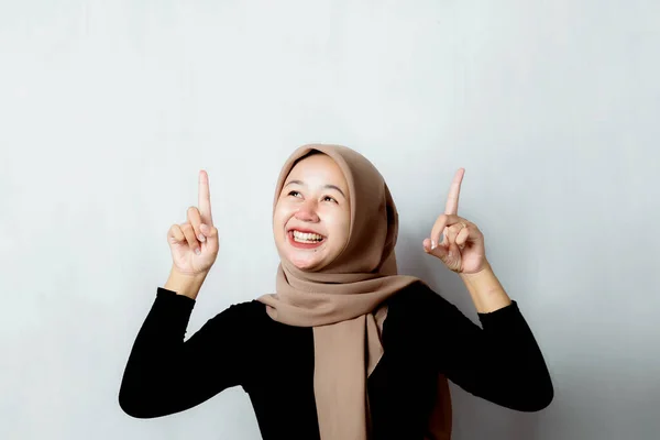 Photo Promotion Portrait Asian Hijab Woman Stretching Her Arms Showing — Zdjęcie stockowe