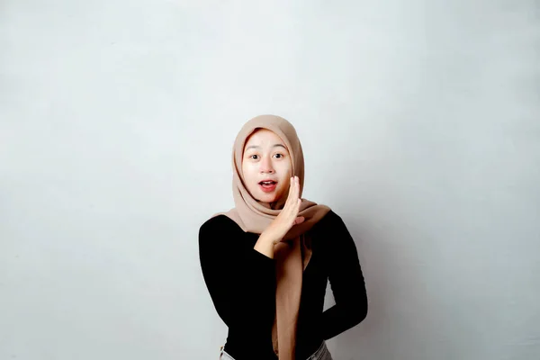Photo Promotion Portrait Asian Hijab Woman Stretching Her Arms Showing — 图库照片