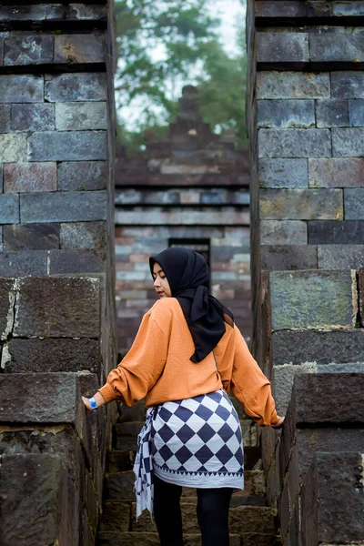 Asian Woman Hijab Vacation Visits Historical Site Candi Cetho Tawangmangu — Stock Photo, Image