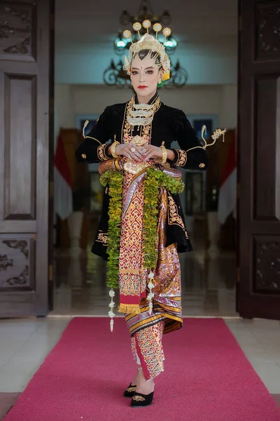 Portrait Woman Indonesian Bridal Makeup Traditional Royal Wedding Female Dress — Zdjęcie stockowe