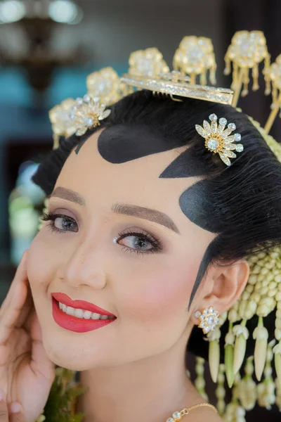Portrait Woman Indonesian Bridal Makeup Traditional Royal Wedding Female Dress — Fotografia de Stock