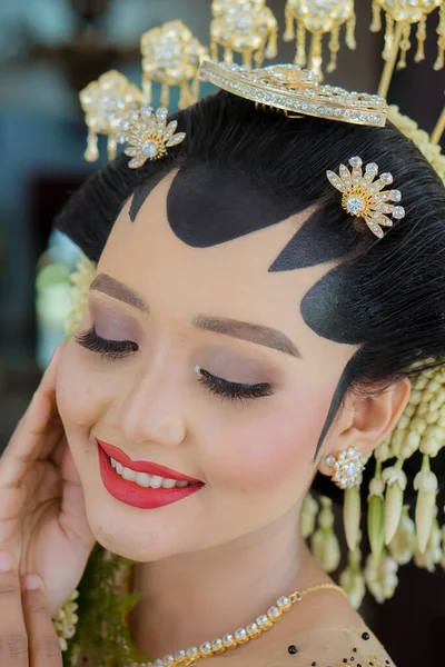 Portrait Woman Indonesian Bridal Makeup Traditional Royal Wedding Female Dress — Zdjęcie stockowe