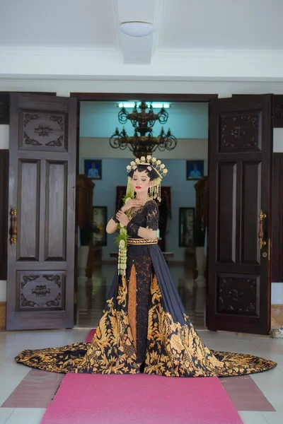 Portrait Woman Indonesian Bridal Makeup Traditional Royal Wedding Female Dress — 스톡 사진