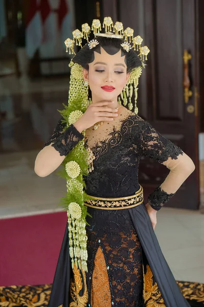 Portrait Woman Indonesian Bridal Makeup Traditional Royal Wedding Female Dress — Fotografia de Stock