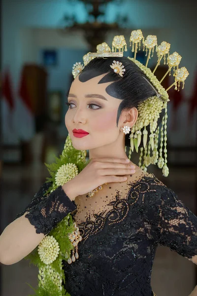 Portrait Woman Indonesian Bridal Makeup Traditional Royal Wedding Female Dress — Zdjęcie stockowe