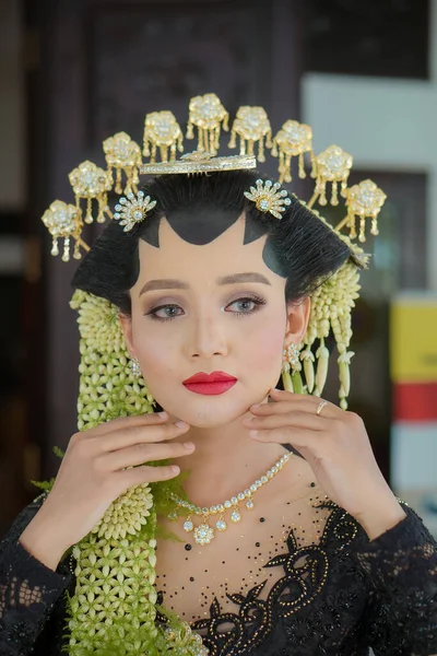 Portrait Woman Indonesian Bridal Makeup Traditional Royal Wedding Female Dress — Zdjęcie stockowe