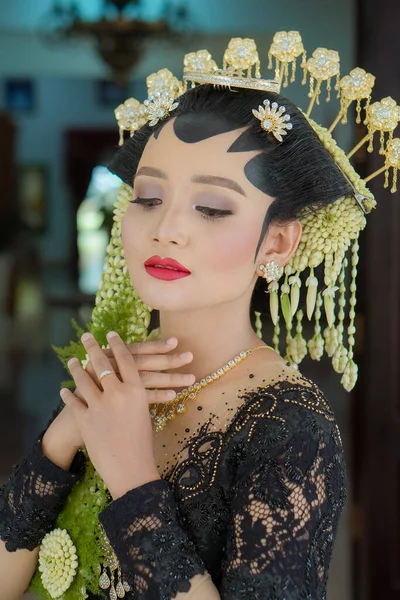 Portrait Woman Indonesian Bridal Makeup Traditional Royal Wedding Female Dress — Foto Stock