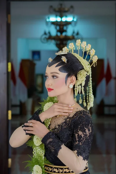 Portrait Woman Indonesian Bridal Makeup Traditional Royal Wedding Female Dress — Zdjęcie stockowe