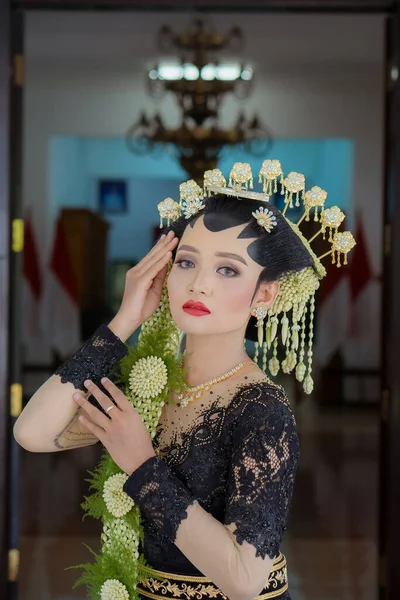 Portrait Woman Indonesian Bridal Makeup Traditional Royal Wedding Female Dress — Foto Stock