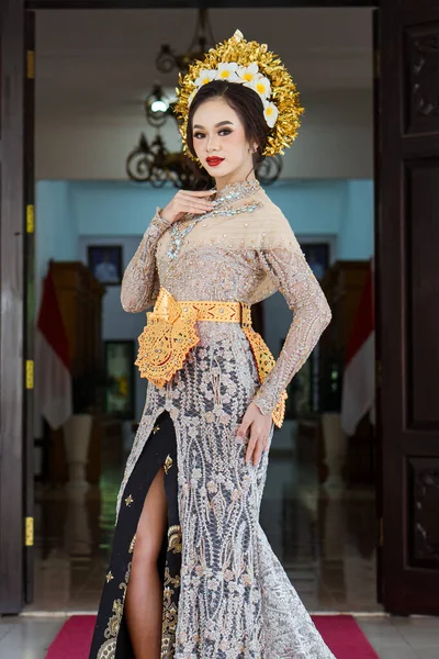 Красивая Индонезийская Женщина Кебайа Вид Верхней Одежды Которую Традиционно Носят — стоковое фото