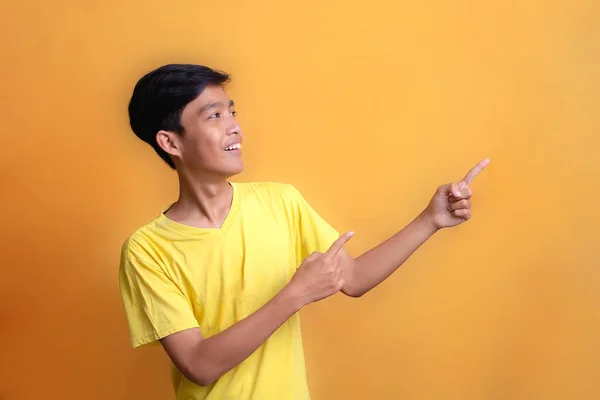 Портрет Азіатського Юнака Жовтій Футболці Який Виглядає Щасливим Дивиться Бік — стокове фото