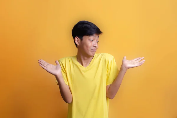 Portrait Asian Young Man Wearing Yellow Shirt Shrug Gesture Indicating — Stok Foto