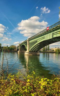 Paris 'teki Seine Nehri üzerinde eski bir köprü.
