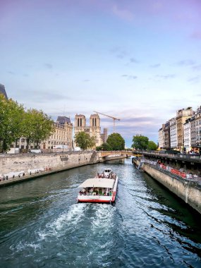 Paris - 12 Eylül 2022: Paris 'teki Seine nehrinde tekne gezisi. Güzel bir nehir manzarası ve Notre dame Katedrali..