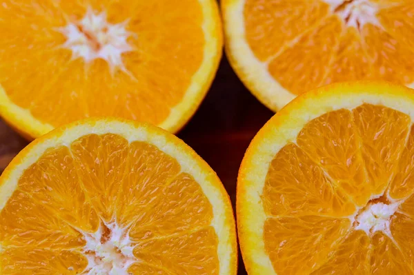 Pomarańcze Plasterkach Tle Drewna — Zdjęcie stockowe