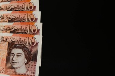 GBP İngiliz 10 pound banknot düz bir siyah arkaplan üzerinde resim hakkı üzerinde ifade için oda