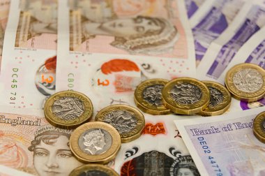 BP İngiliz 1 pound bozukluk ve 10 pound 'luk banknot.