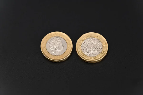 英国一英镑硬币 背景为黑色 — 图库照片