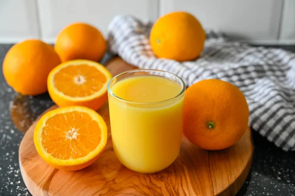 橙汁饮料 全片切碎在木板上 — 图库照片