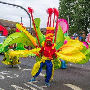 Leeds, Birleşik Krallık - 29 Ağustos 2022: Leeds Batı Hint Karnaval Geçidi 'ndeki dev çiçek kostümlü kadın 29 Ağustos 2022' de Leeds, Birleşik Krallık 'ta