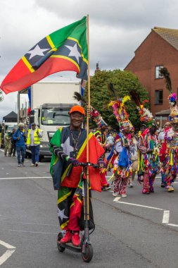 Leeds, Birleşik Krallık - 29 Ağustos 2022: 29 Ağustos 2022 'de Leeds, İngiltere' de Leeds, İngiltere 'de Leeds West Indian Karnaval Geçidi' nde scooterlı Jamaikalı bir adam