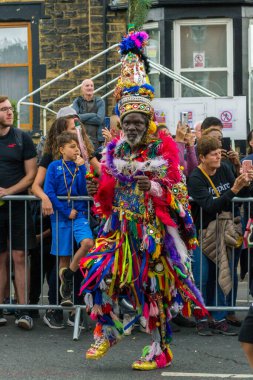Leeds, Birleşik Krallık - 29 Ağustos 2022: Leeds Batı Hint Karnavalı Geçit Töreni 'ndeki renkli kostümlü adam 29 Ağustos 2022, Leeds, Birleşik Krallık