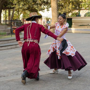 Salta, Arjantin - 7 Ağustos 2021: Geleneksel Arjantinli çift 7 Ağustos 2021 'de Salta, Arjantin' de dans ediyor..