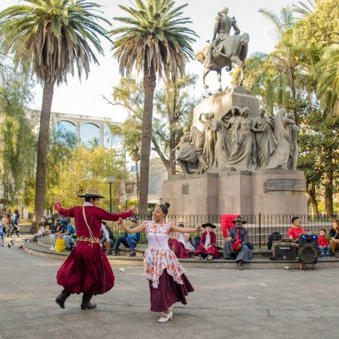 Salta, Arjantin - 7 Ağustos 2021: Geleneksel Arjantinli çift 7 Ağustos 2021 'de Salta, Arjantin' de dans ediyor..