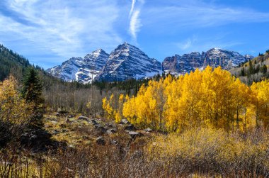 Aspen 'deki Maroon Bells' in önüne düş, gardiyan..