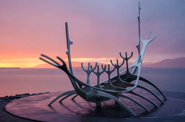 Reykjavik, İzlanda 'daki Güneş Voyager heykeli..
