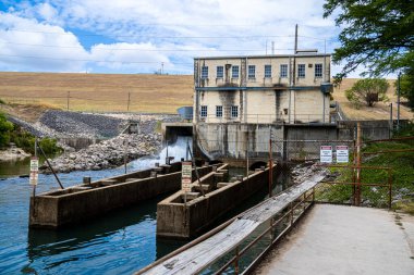 Canyon Hydro Plant near lake