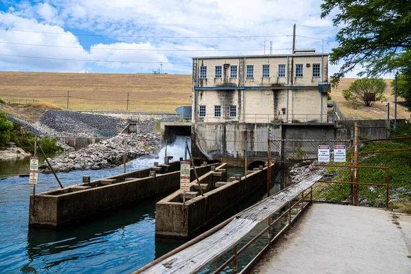 Canyon Hydro Plant near lake