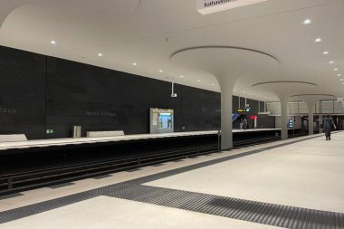 Modern bir metro istasyonunun içinde.