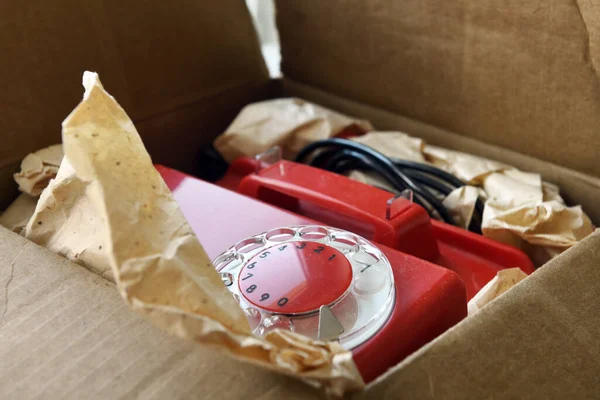 Vieux Téléphone Rouge Rétro Dans Une Vieille Boîte Carton — Photo