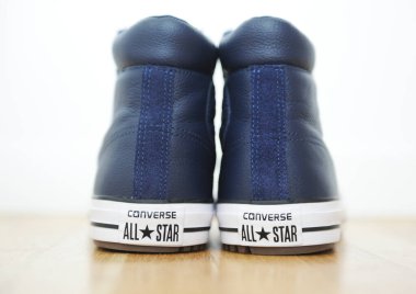 Belarus, Brest - 27 Haziran 2019: Deri mavi ayakkabılar All Star spor ayakkabıları.