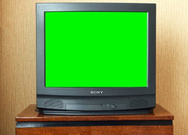 Beyaz Rusya, Minsk - 3 Haziran 2019 ahşap bir antikacı dolabında antika televizyon, evde eski tasarım. Sony trinitron kv-21m3 ve yeşil ekran. 