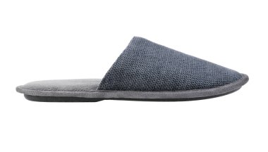 Yumuşak gri ev terlikleri, model tasarım. Otelin banyo terlikleri beyaz arka planda izole edilmiş. Şeffaf ev terlikleri ya da spor ayakkabıları. Yatak ayakkabıları, ayakkabı aksesuarları.