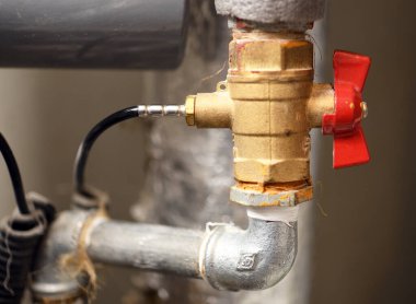 Bir evdeki ısıtma ve pilleri kontrol etmek için vinçler.