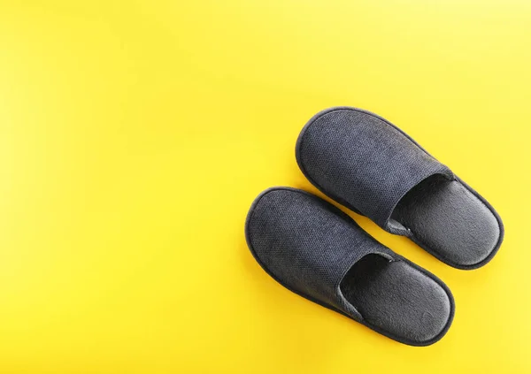 Šedé Domácí Pantofle Žlutém Papírovém Pozadí Pohled Shora Kopírovat Prostor — Stock fotografie