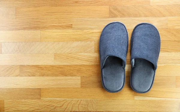 Chinelos Cinzentos Chão Parquet Vista Acima Limpar Sandália Doméstica Quente — Fotografia de Stock