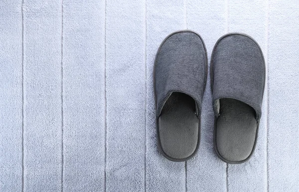 Gray Slippers Lie Bright Blue Carpet View Bed Shoes Accessory — Stockfoto