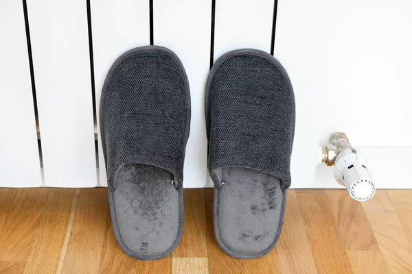 Gray Slippers Drying White Radiator Apartment Clear Warm Domestic Sandal — Stock Photo, Image