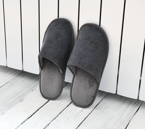 Pantofole Grigie Stanno Asciugando Vicino Radiatore Bianco Nell Appartamento Sandalo — Foto Stock