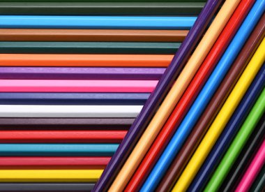 Üstten Görünüm çeşitli renkli kalemler bir diğer yanındaki bertaraf.