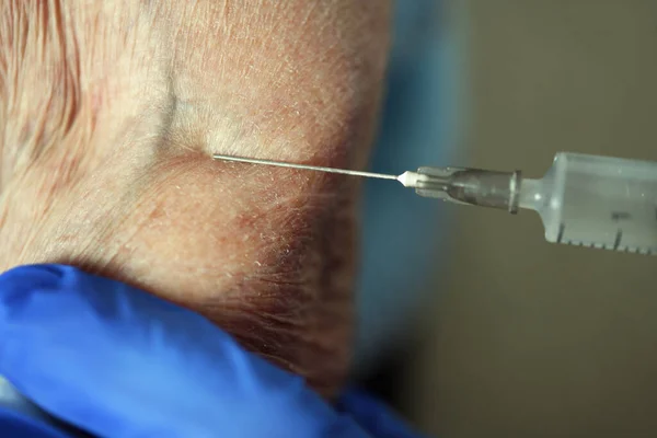 Médico Administra Vacuna Covid Una Mujer Años Edad Vacunación Ancianos — Foto de Stock
