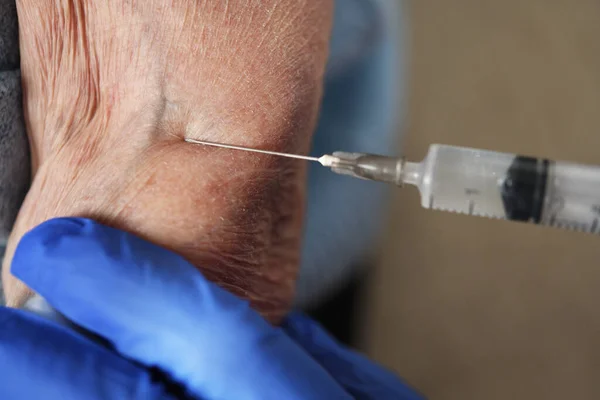 Egy Éves Nőnek Egy Orvos Adja Kovid Vakcinát Idősek Oltása — Stock Fotó