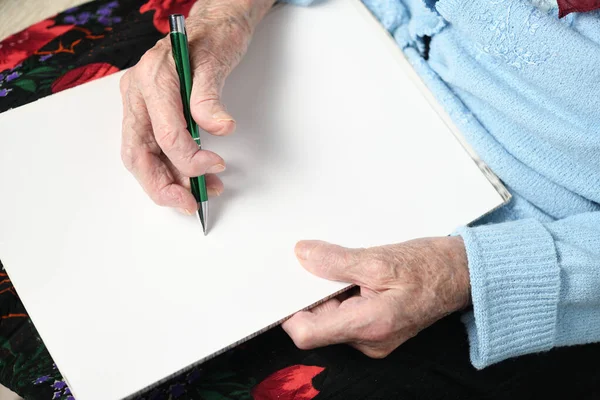 Hands Old Woman Sheet Writing Text Hands Old Year Old — Stock Photo, Image