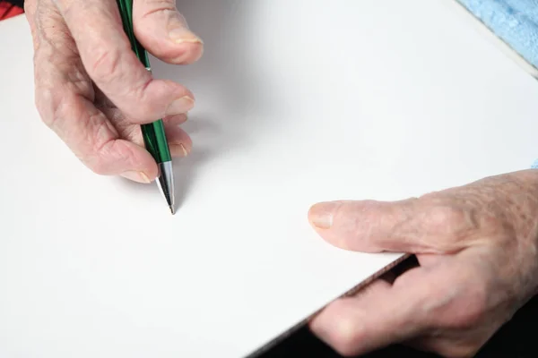 Mãos Uma Velha Com Uma Folha Para Escrever Texto Mãos — Fotografia de Stock