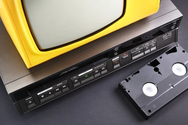 Alter Gelber Vintage Fernseher Mit Videorekorder Und Videoband Auf Schwarzem — Stockfoto