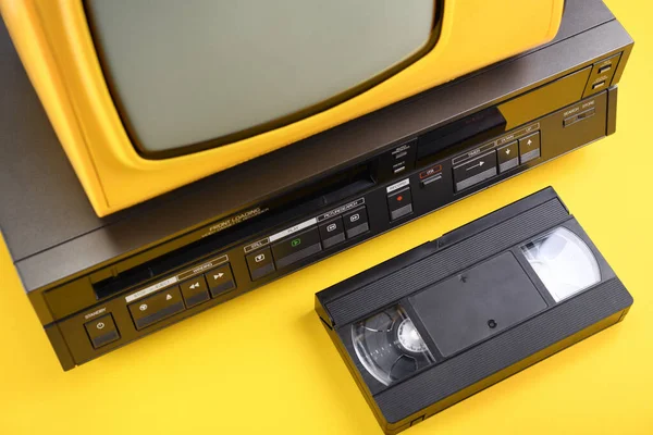 Stary Żółty Telewizor Vintage Magnetowidem Taśmą Żółtym Tle Lat 2000 — Zdjęcie stockowe